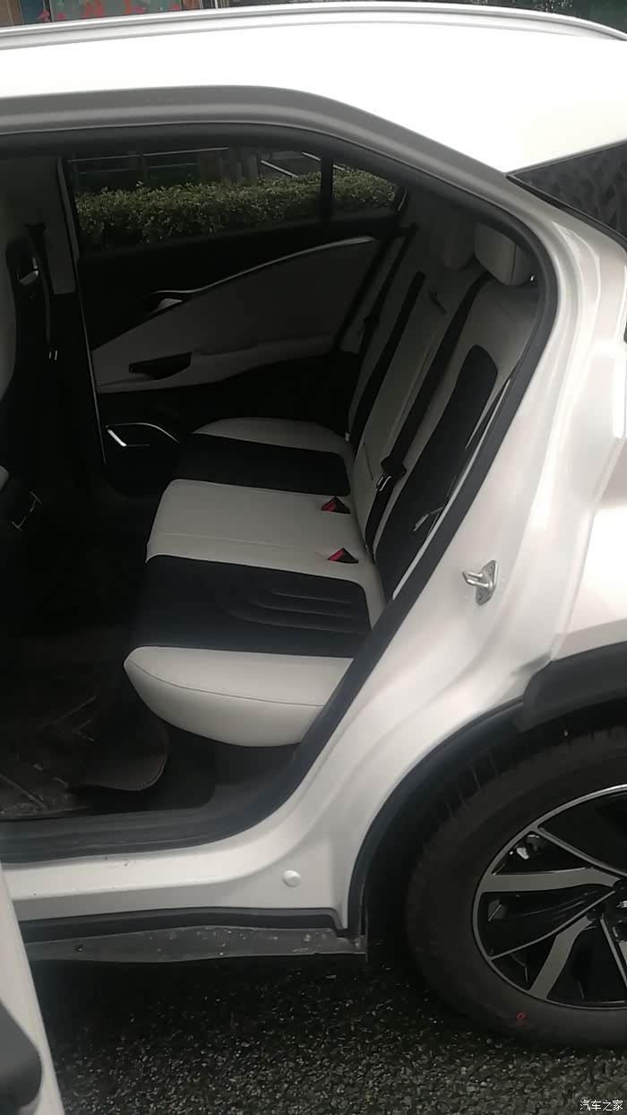 哪吒u的后排空间就是大