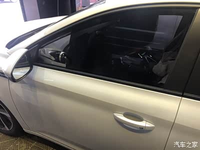 前车窗玻璃,留了一个三角位置,因为怕晚上看不见,特意让师傅留的.