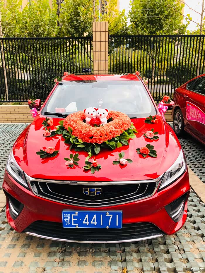 婚车上扎的花很漂亮,两个小熊非常可爱,有木有!