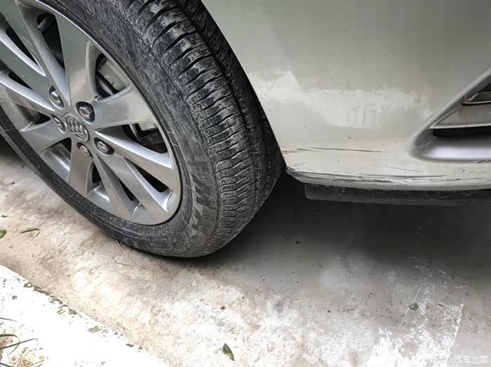 前问图中被剐蹭的部位属于前保险杠吗