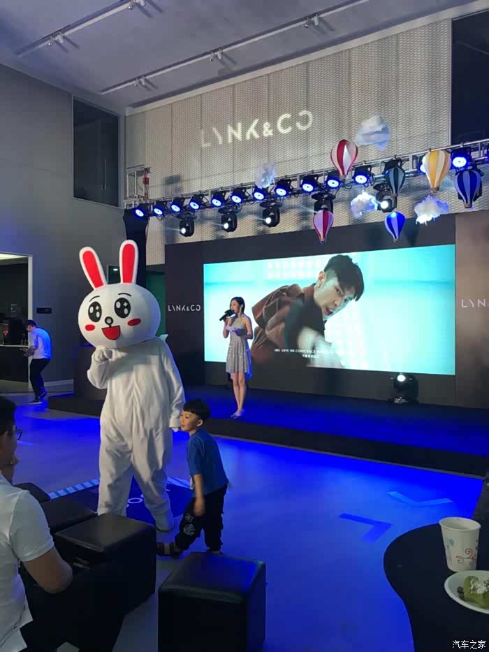 主持人现场解说