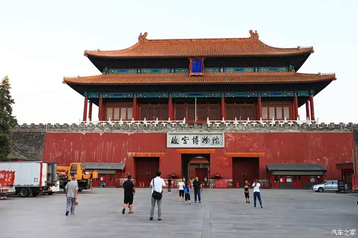 故宫博物院的后门,这样看过去,痕迹斑驳夹杂着许多的沧桑