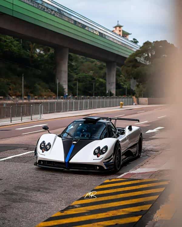 帕加尼zondariviera配这个车漆好看