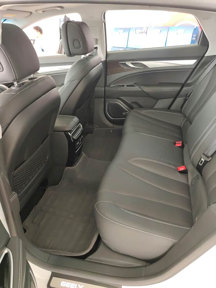 午休时去吉利4s看了下博瑞ge