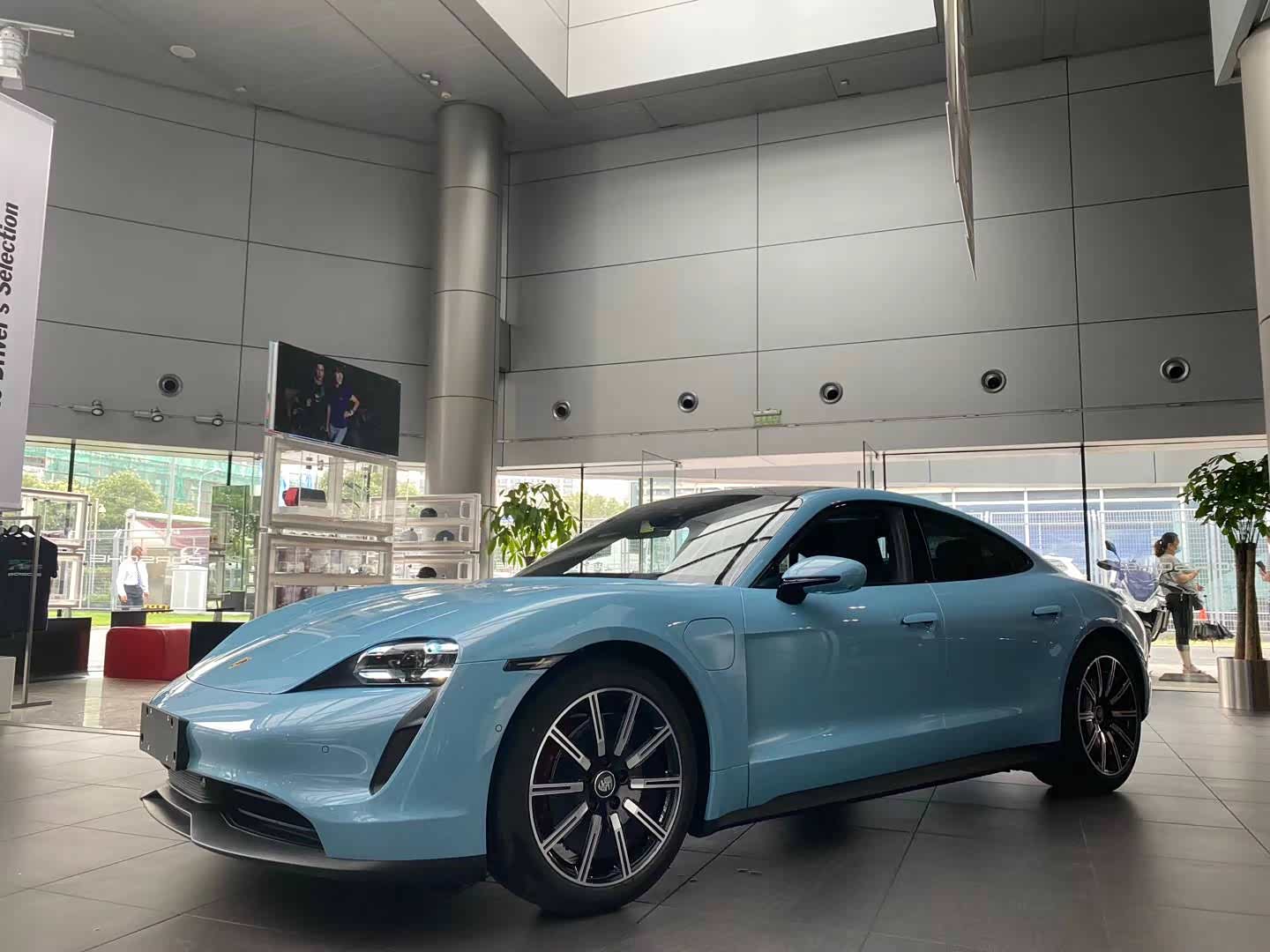 保时捷taycan 4s 冰晶蓝 很是帅气.