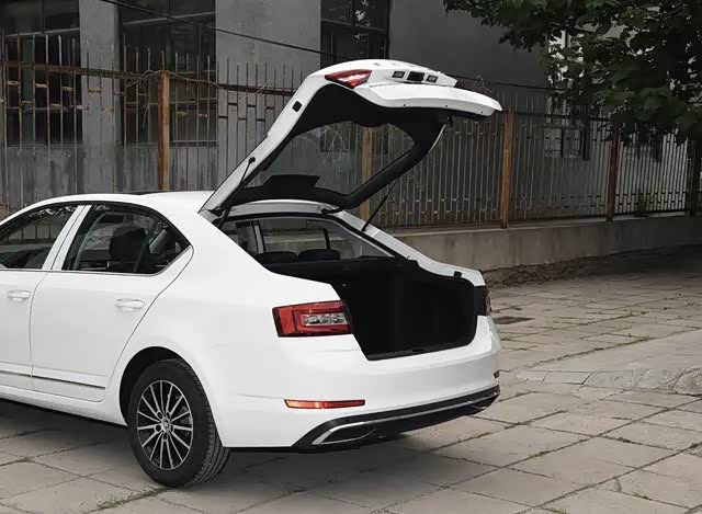 斯柯达明锐正所谓大掀背设计,可以将后备箱空间最大化