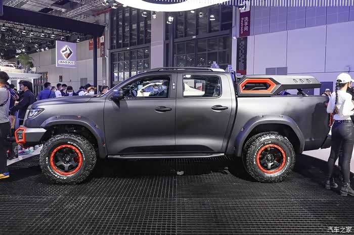 长城炮黑弹版外观选用的是哑光黑配色,整体看起来就像是黑武士.