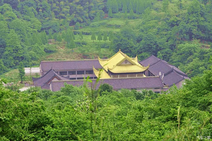 往山望去群山中广济禅寺立刻兴奋起来步伐加快许