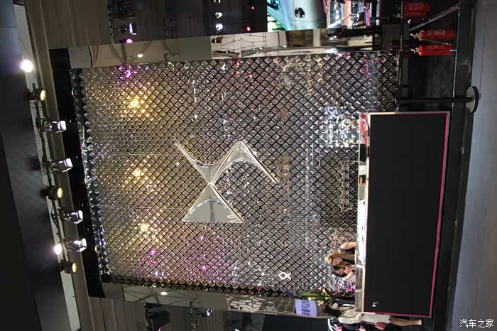 ▼ 如既往ds水晶墙.