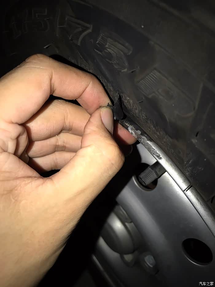 轮胎胎壁被磕破了一点 这样子影响吗