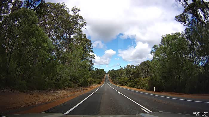 发几张在路上的照片,但是不是骑摩托,是开车