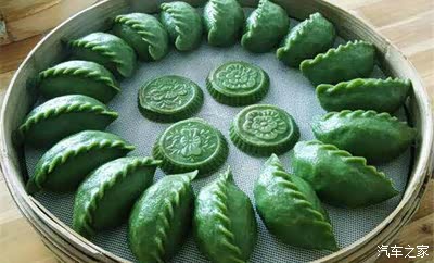 而野艾粿碧绿色泽口去内力饱含各种料馅儿芳香让整个口腔无法释怀