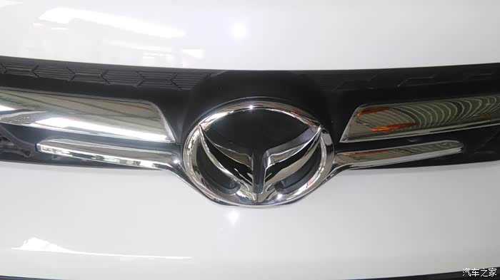 再仔细看看他的车标,好像一对公牛角