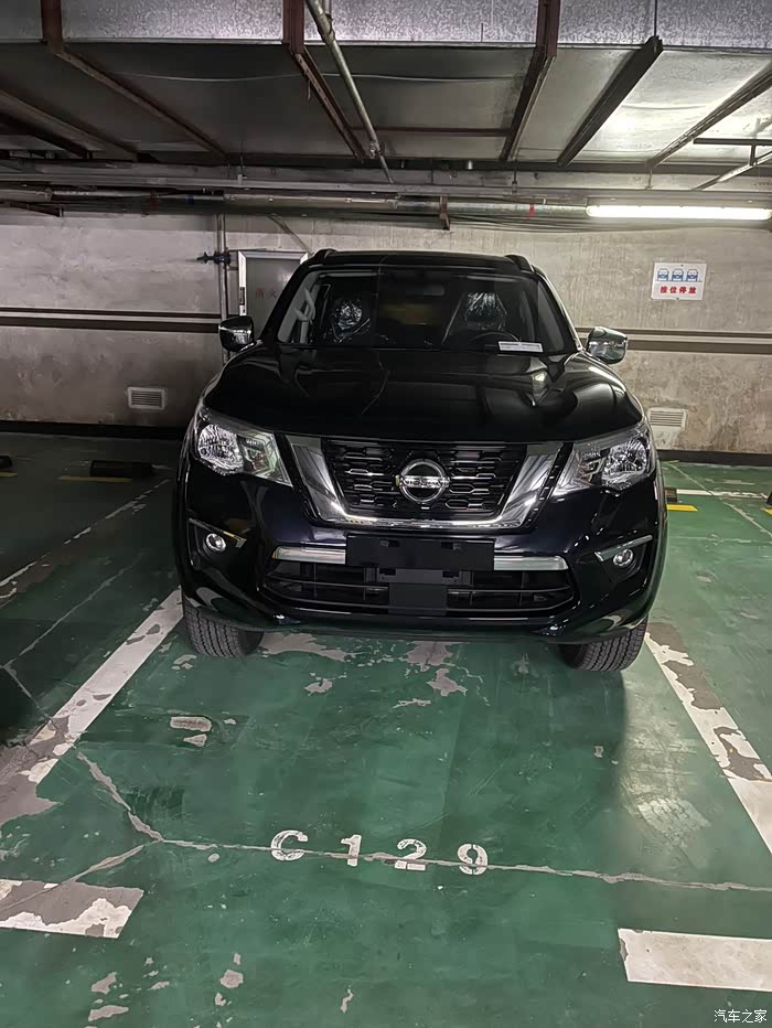 黑色途达四驱豪华