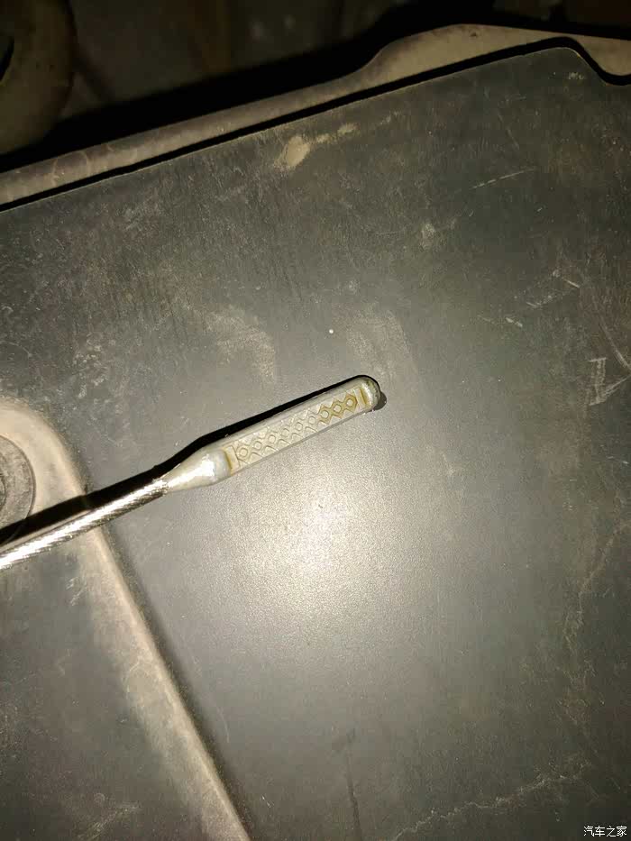 加了4升机油的机油尺