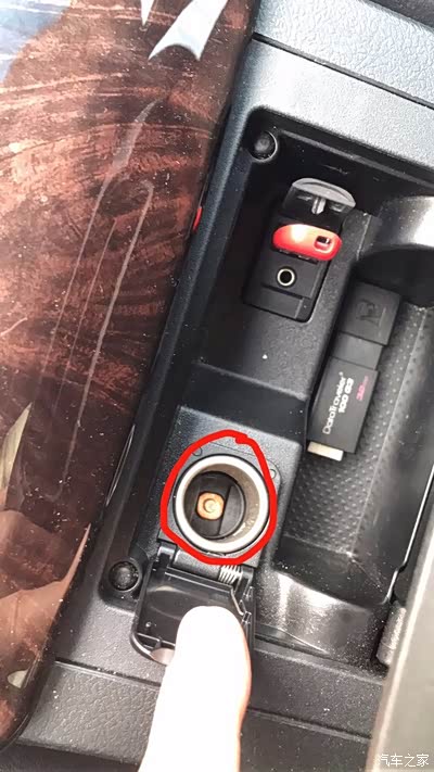 插个功率洗车机把车里两个点烟器都工作换保险丝中控面点烟器可以用可