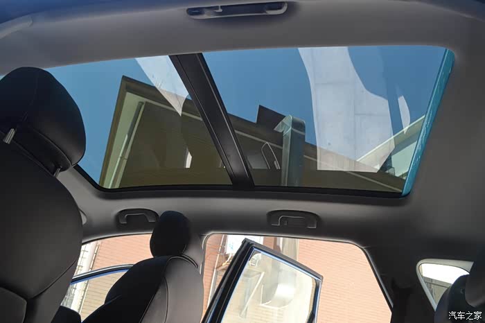 此外,荣威rx5的全景天窗看着也很上档次,车内不压抑,从外表看又拉风