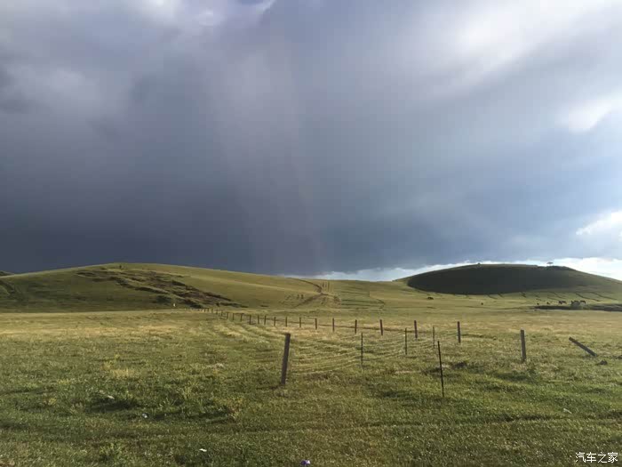 乌兰布统草原暴雨 一层乌云一层雨,清晰的雨带