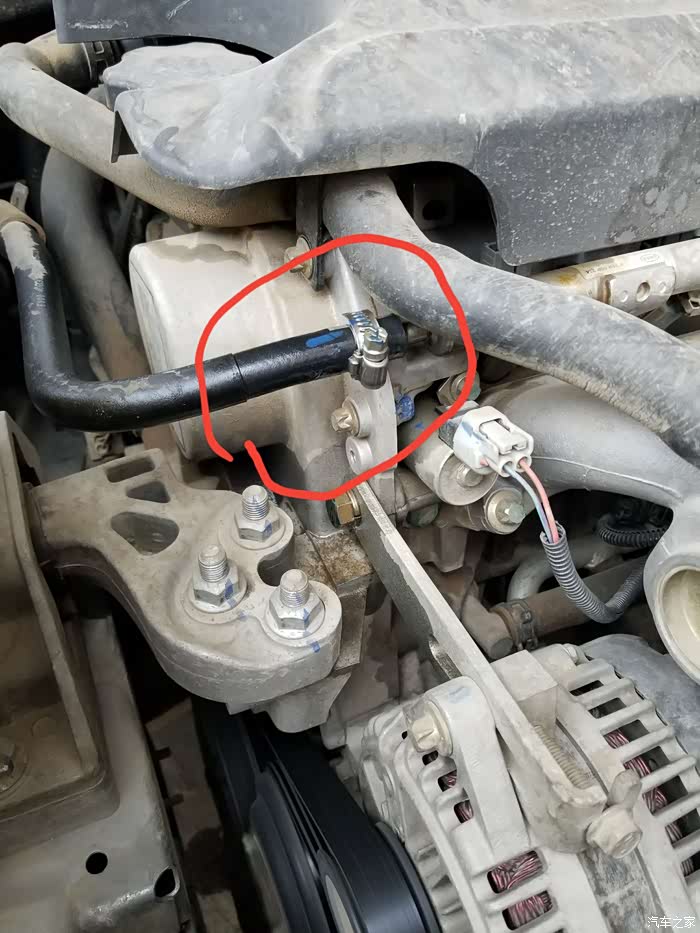 输油管漏油,像水一样滴下来,油泵刚漏完,油管又接着漏