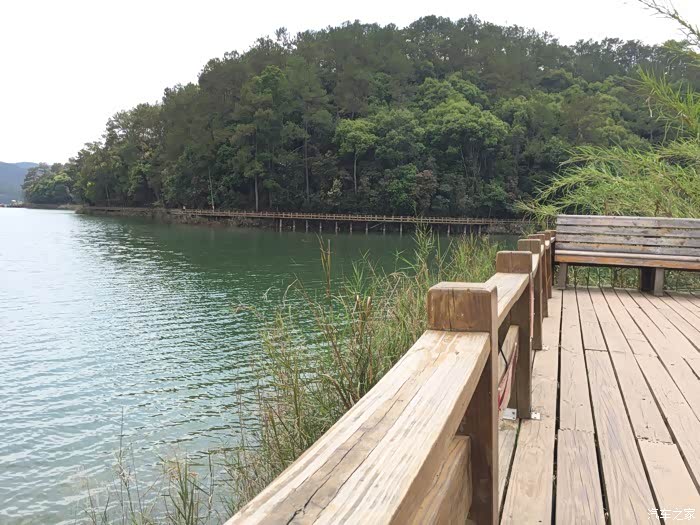 梅子湖栈道一个美不胜收的湖泊