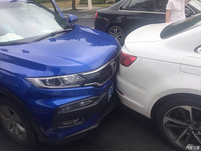 被追尾了心疼啊首撞