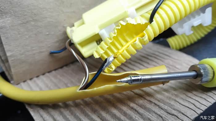 将副驾下面的气囊接头焊接了,暂时解决孕妇灯问题