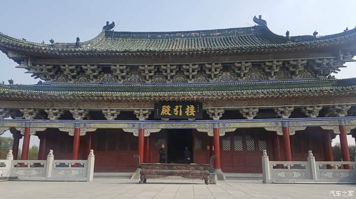 接引殿,内部供奉着北宋文物接引佛