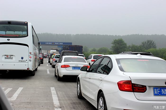 車輛都要繞行檢查站,硬生生的形成擁堵