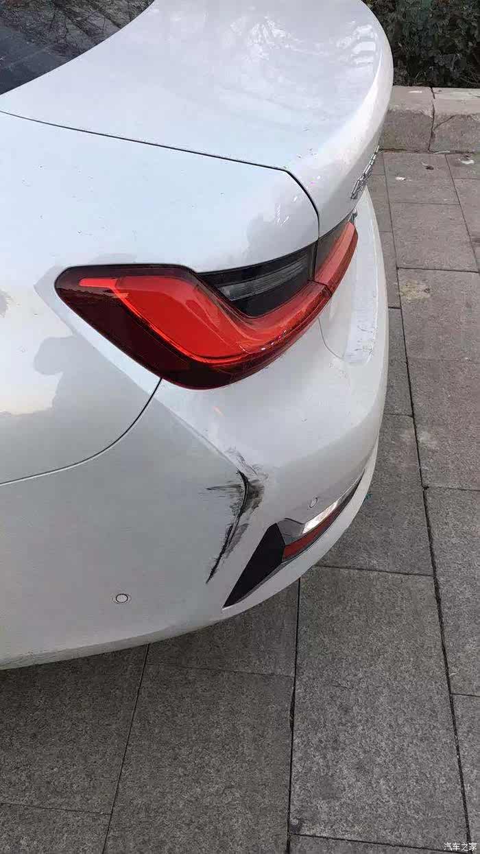 【图】昨天倒车把前杠蹭了下,不太严重但看着变扭_宝马3系论坛_汽车之