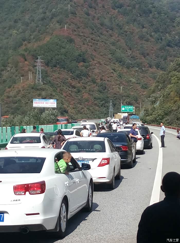 包茂高速终南山隧道堵车