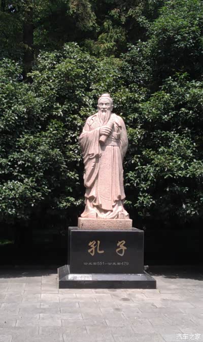 孔子名丘字仲尼鲁国人