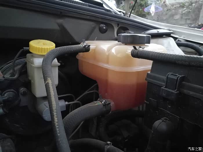 2015款凯越,防冻液箱居然没有刻度线,如图,该加点防冻液,加到什么位置