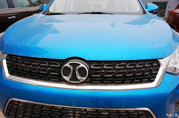 矩阵式高亮上格栅十分醒目,配以x型车标,力量感倍增