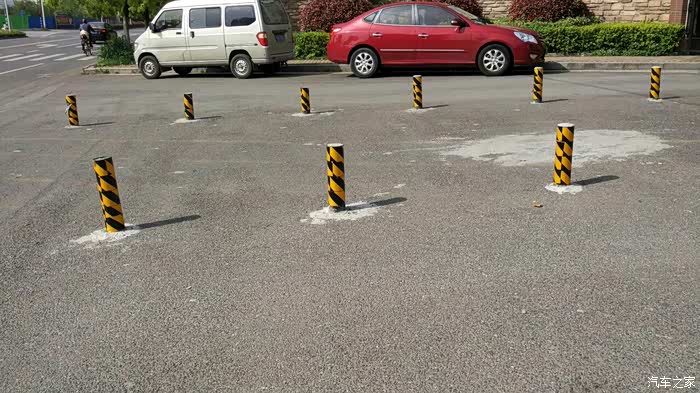 自己动手加装倒车雷达(19楼漏水处理) 测试时差点撞上这几个桩,打火挂