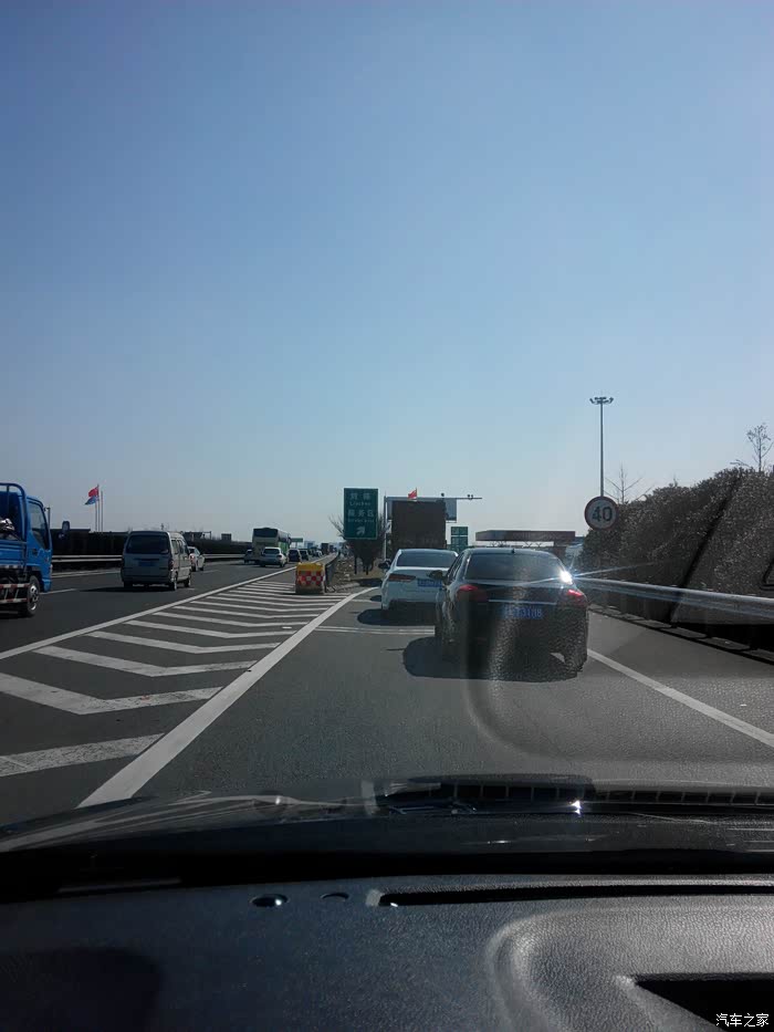 初七回公司,盐靖高速堵得行,服务区都去.