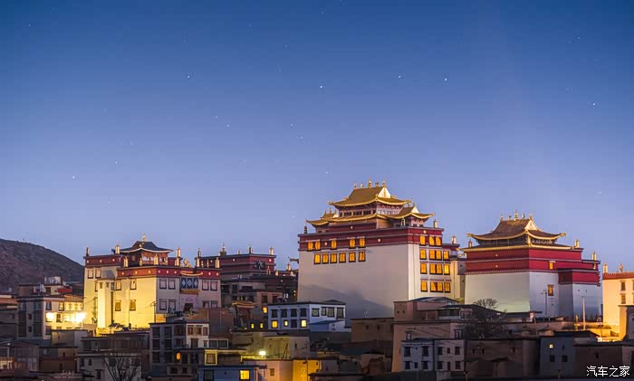 松赞林寺的夜景,能看到不少星星了