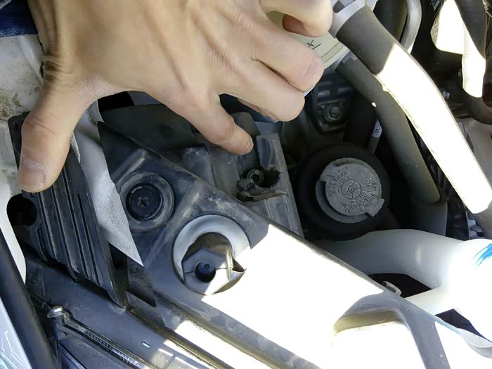 16款大灯调节孔在哪里啊