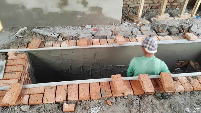 看看给小夏利新弄得修车地沟如何