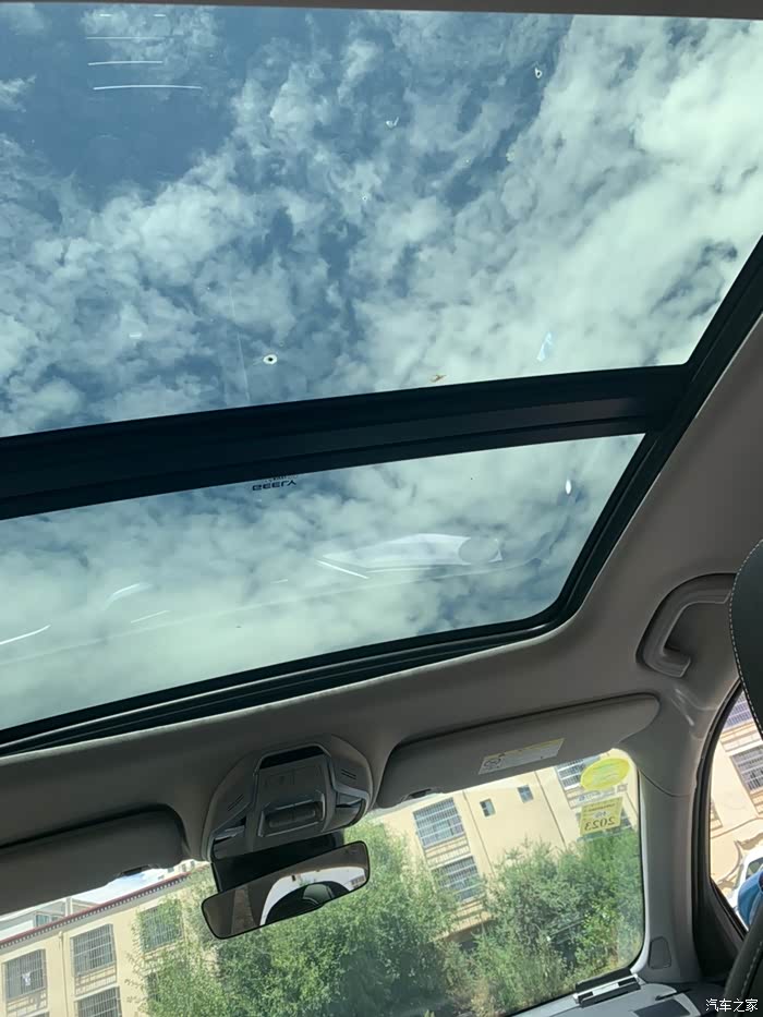 上面好大一块全景天窗,蓝天白云尽收眼底!