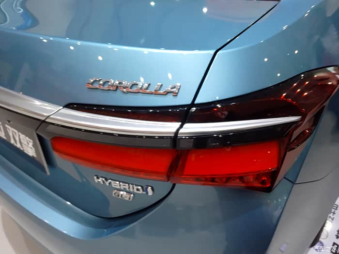 后部线条和普通卡罗拉没有什么差别,牛头标除外.