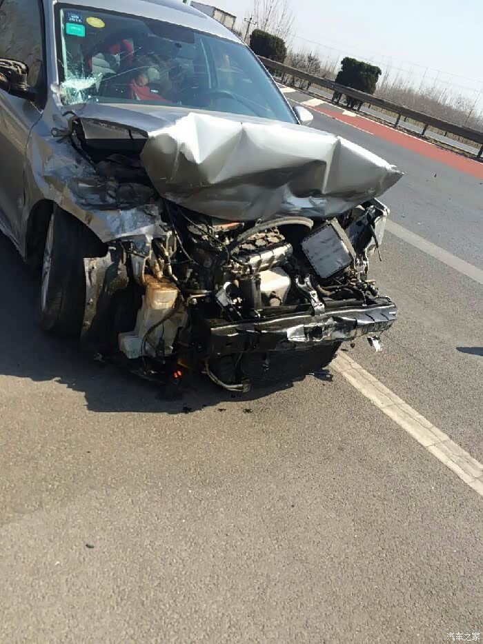 速腾高速事故,气囊居然一个都没出