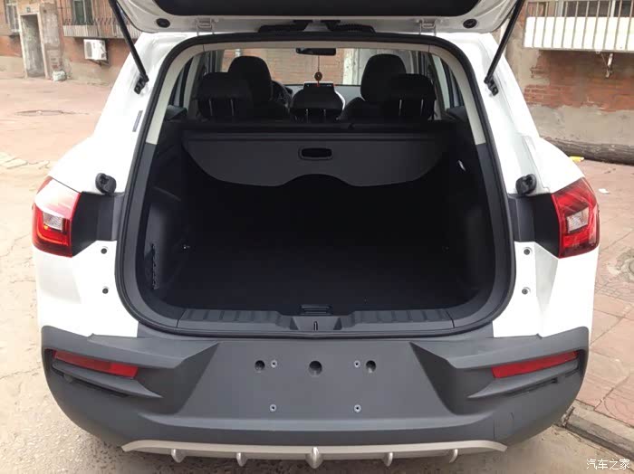 后备箱的空间也是完全够用.