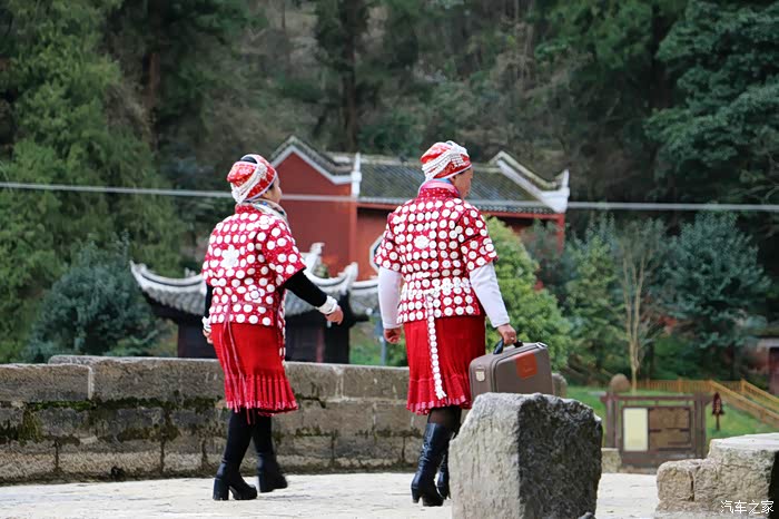 偶遇几位着黄平地区苗族盛装大小美女,好意思打扰,就拍了几张背影