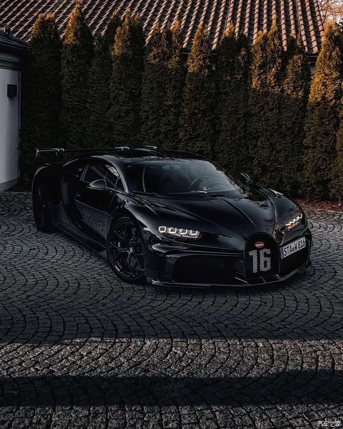 黑色的布加迪太迷人了那日间行车灯就是好看那尾翼很有动感