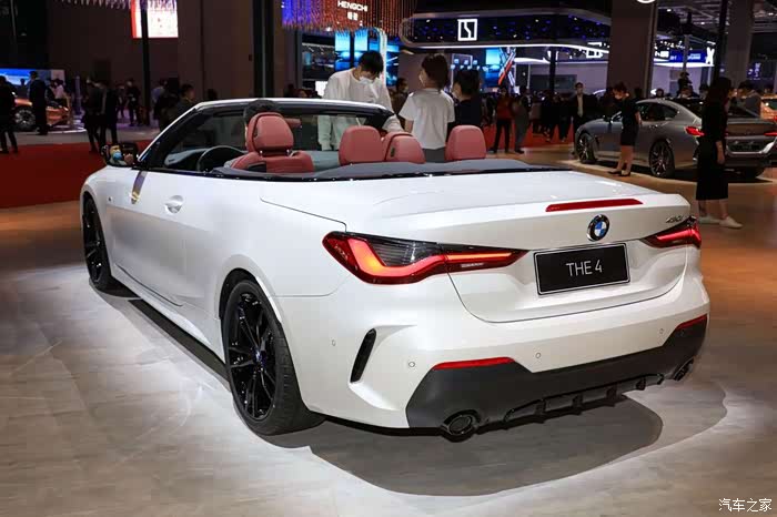 实车采用了软顶顶篷的设计是一款非常拉风的双门四座跑车