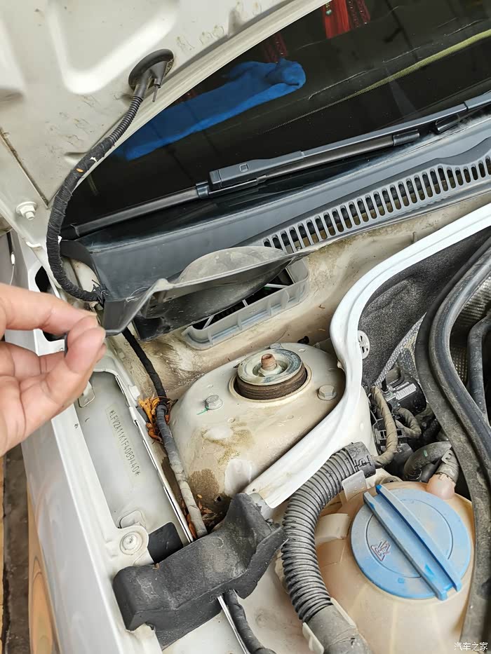 速腾更换外置空调滤芯器