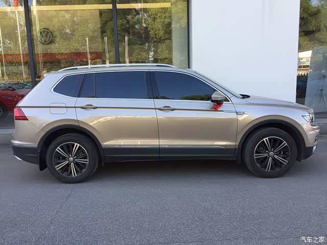 途观l四驱豪华版天漠金实车照片