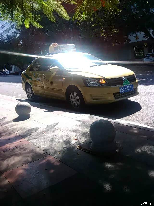 还是在2月份,飞马公司同样投放了桑塔纳出租车,金色的涂装.