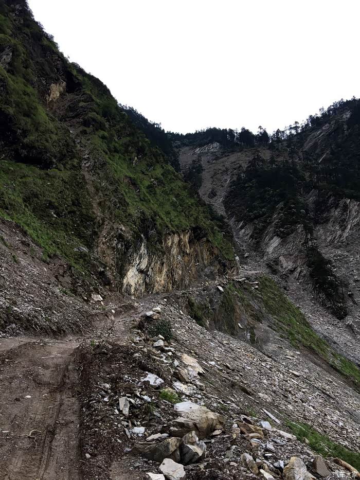 雨季九里岗山路险象环生