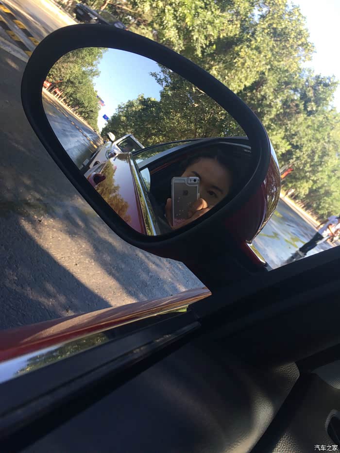 我喜欢驾车行驶在路上的感觉,那种风驰电挚的感受是坐车者无法体验的